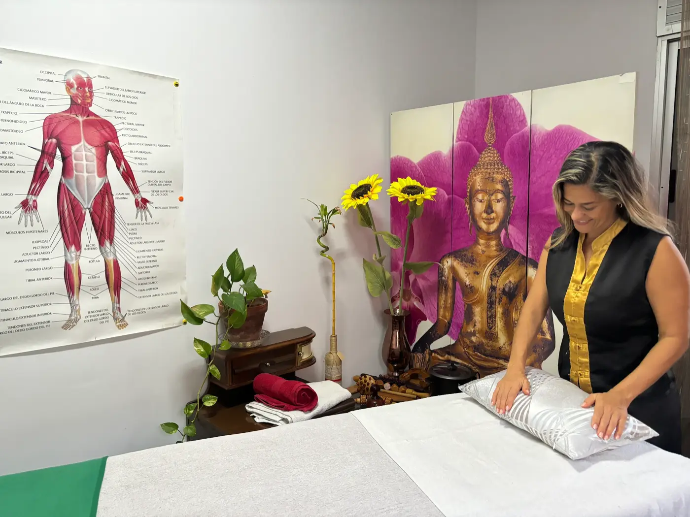 Selma Santos preparando la sala de tratamiento en su estudio de Santa Cruz de Tenerife